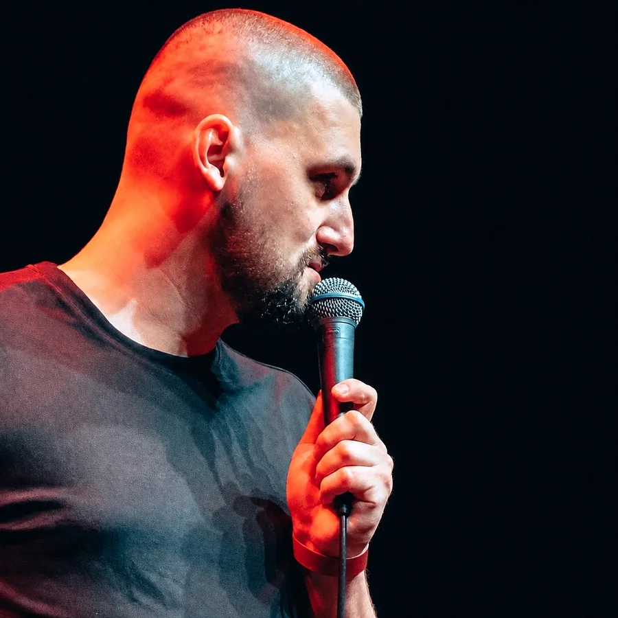 Dano Čistý na pódiu s mikrofónom v bočnom profile