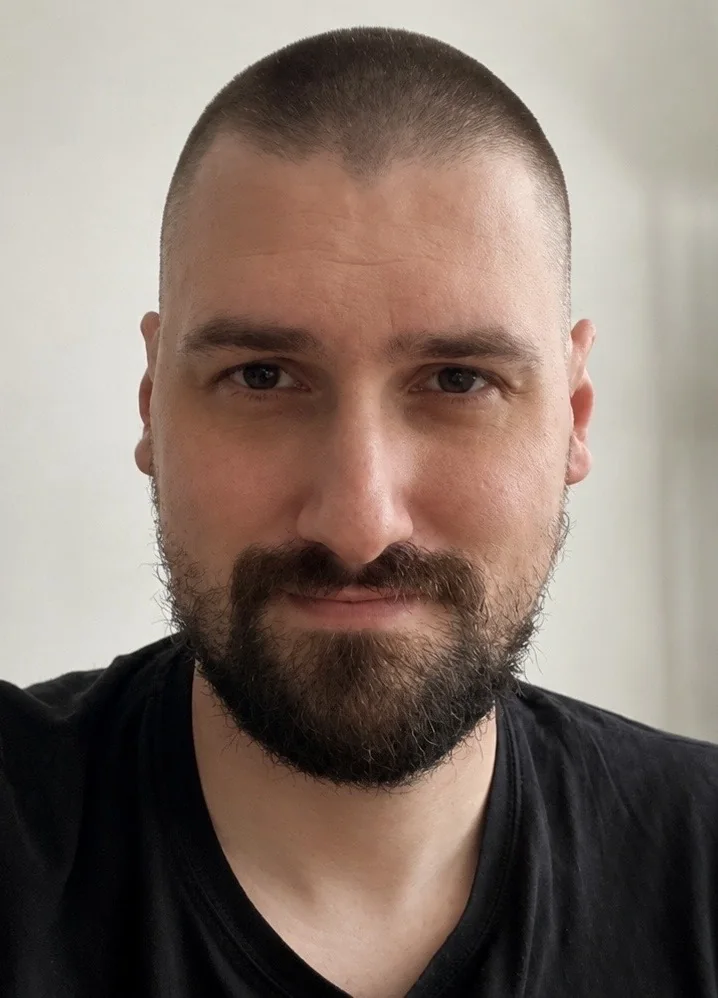 Dano Čistý portrét v čiernom tričku
